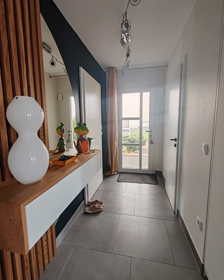 Entrée familiale optimisée avec rangements à Kindwiller