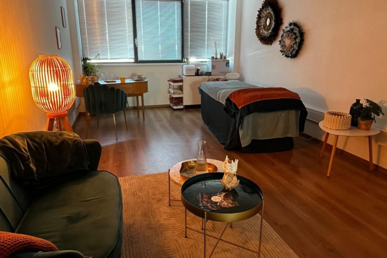 Intérieur réaménagé autour de meubles anciens et d’objets personnels